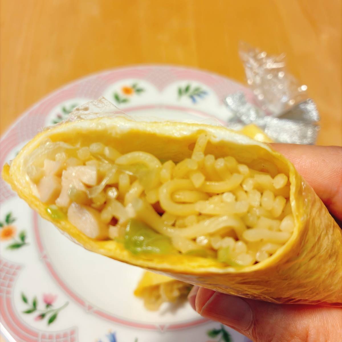 マルちゃん公式の「ワンハンドオムそば」のレシピ