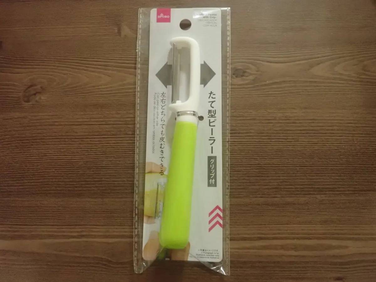 DAISO(ダイソー)：たて型ピーラー(グリップ付)