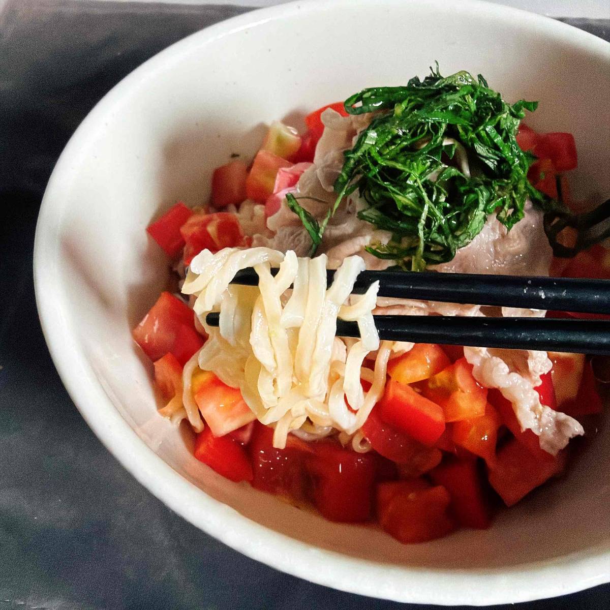 サッポロ一番公式の「豚しゃぶトマト冷やしラーメン」のレシピ