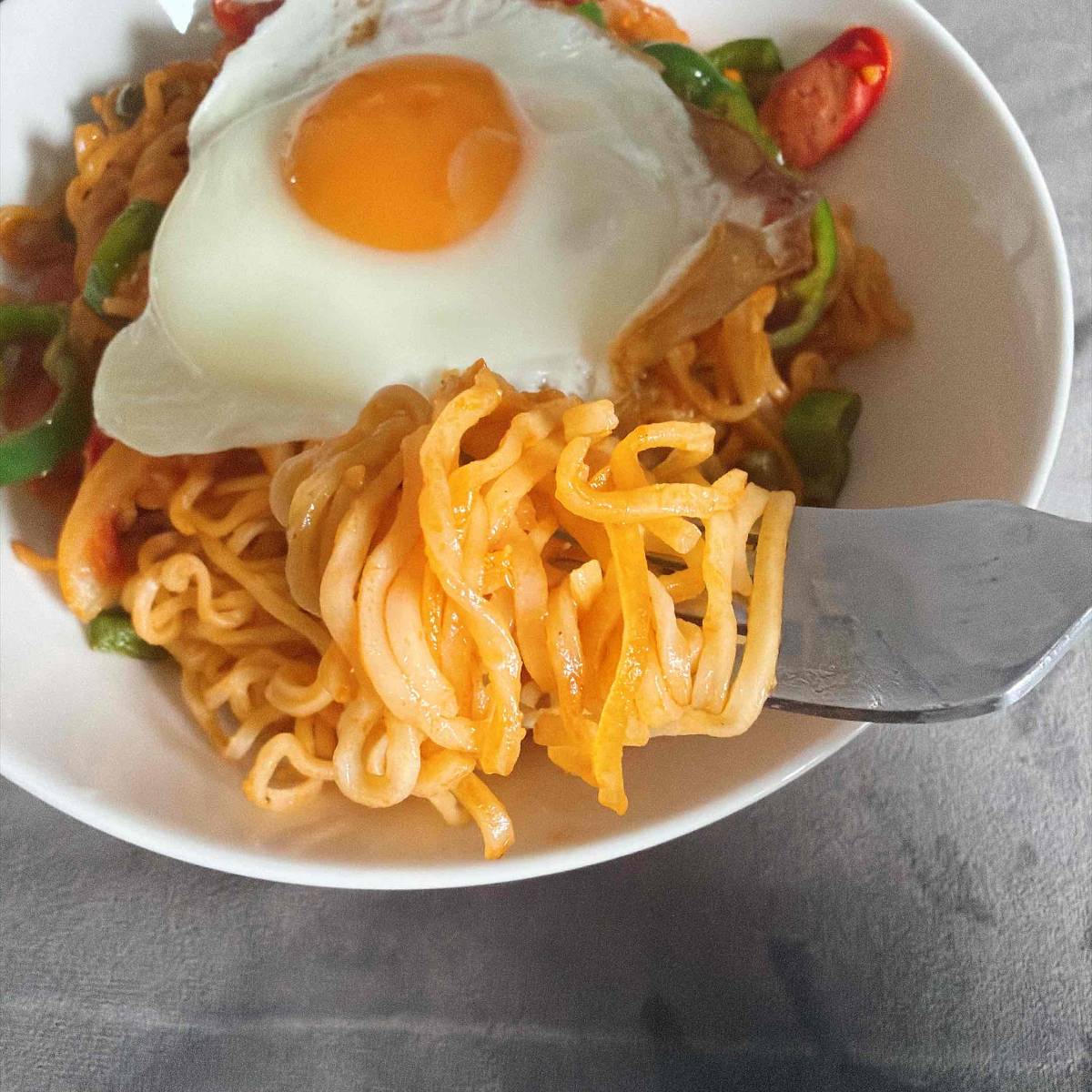 サッポロ一番公式の「昭和を味わうナポリタンラーメン」のレシピ