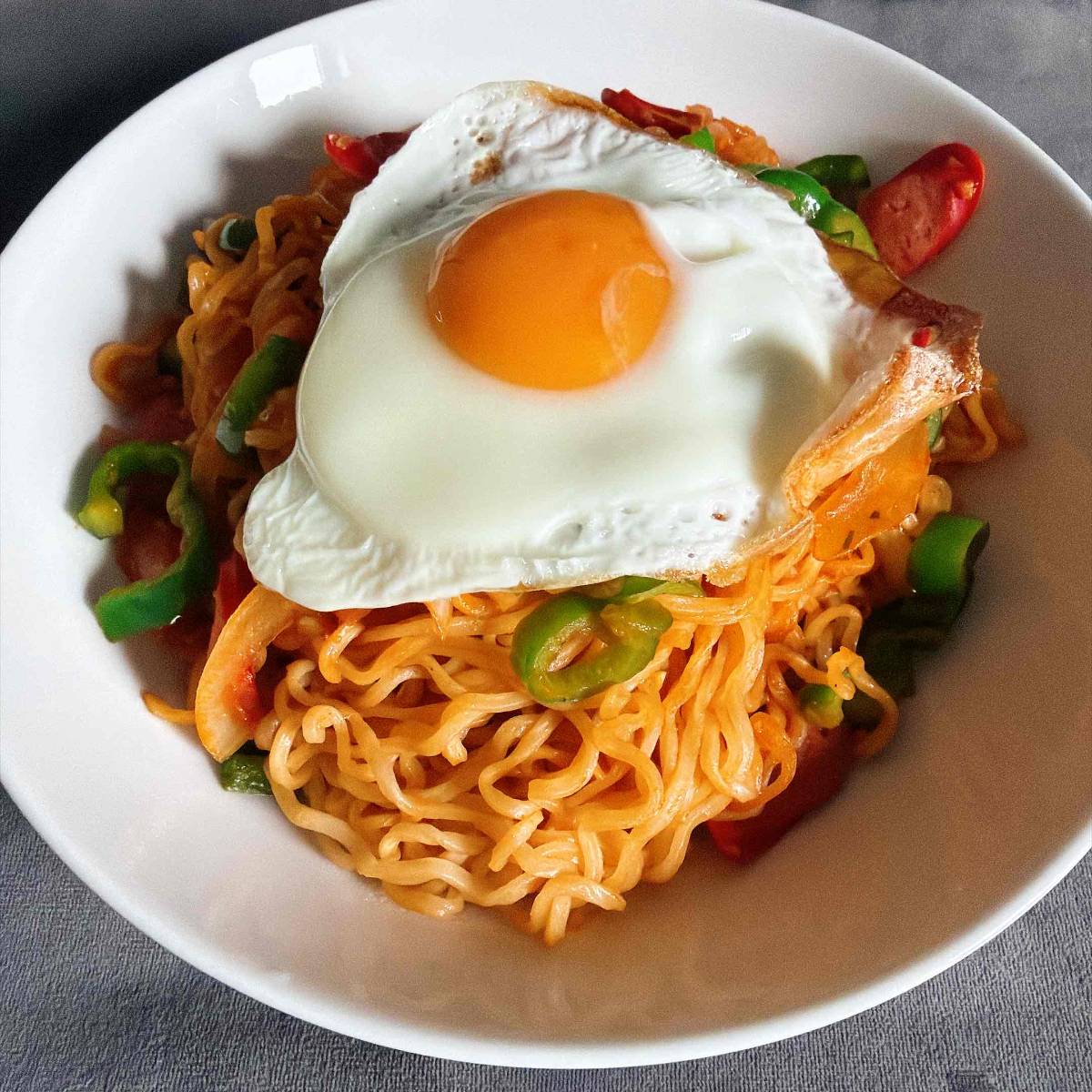 サッポロ一番公式の「昭和を味わうナポリタンラーメン」のレシピ