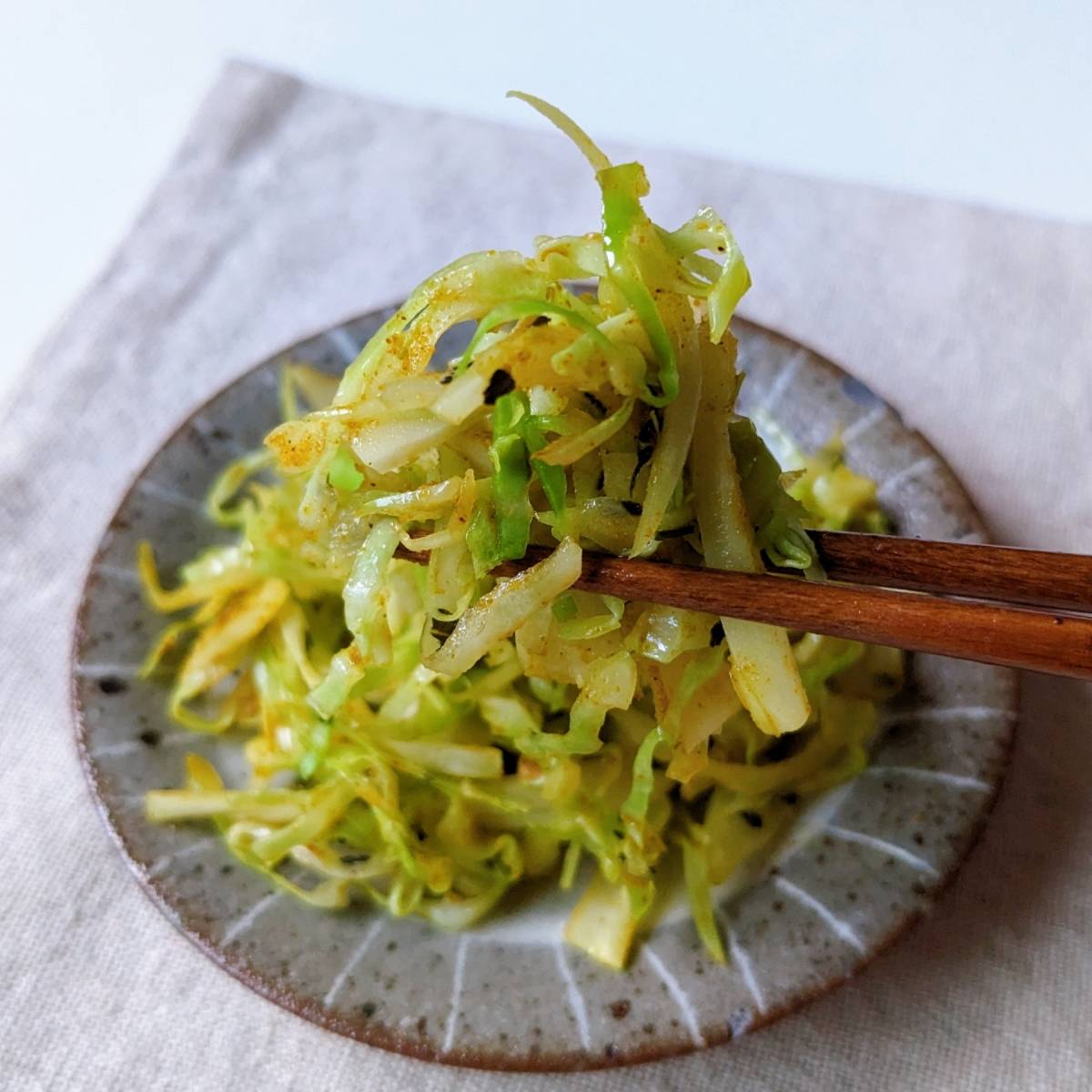 JAグループ公式の「お弁当に♪千切りキャベツの甘カレー炒め」のレシピ