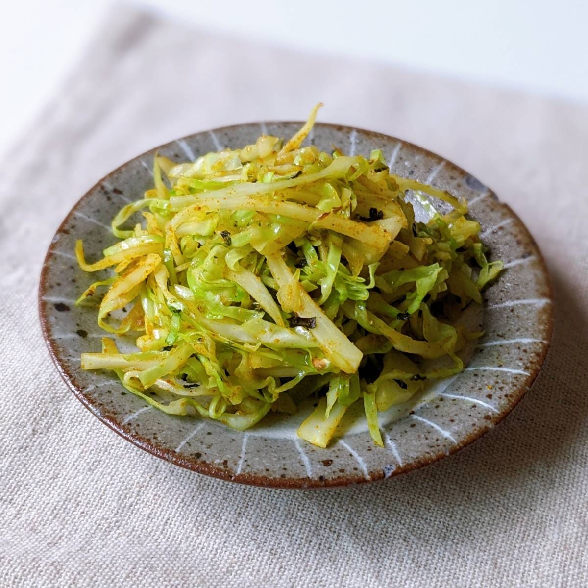 JAグループ公式の「お弁当に♪千切りキャベツの甘カレー炒め」のレシピ