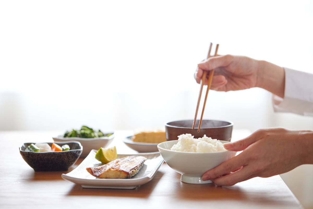 朝ごはんを食べる女性