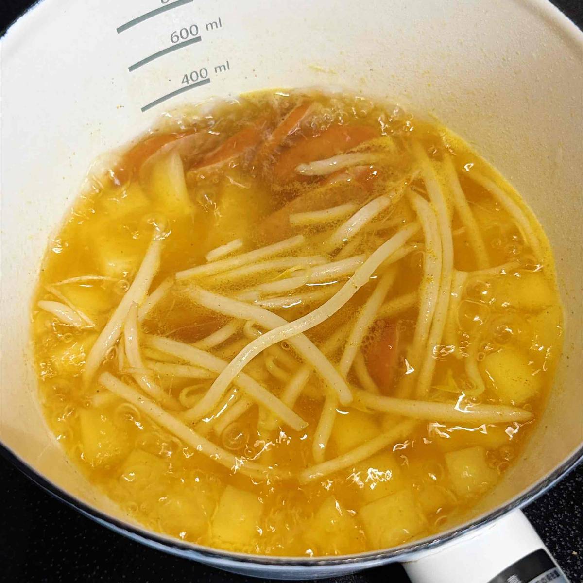 JAグループ公式の「もやしとじゃがいもウインナーのカレーコンソメスープ」のレシピ