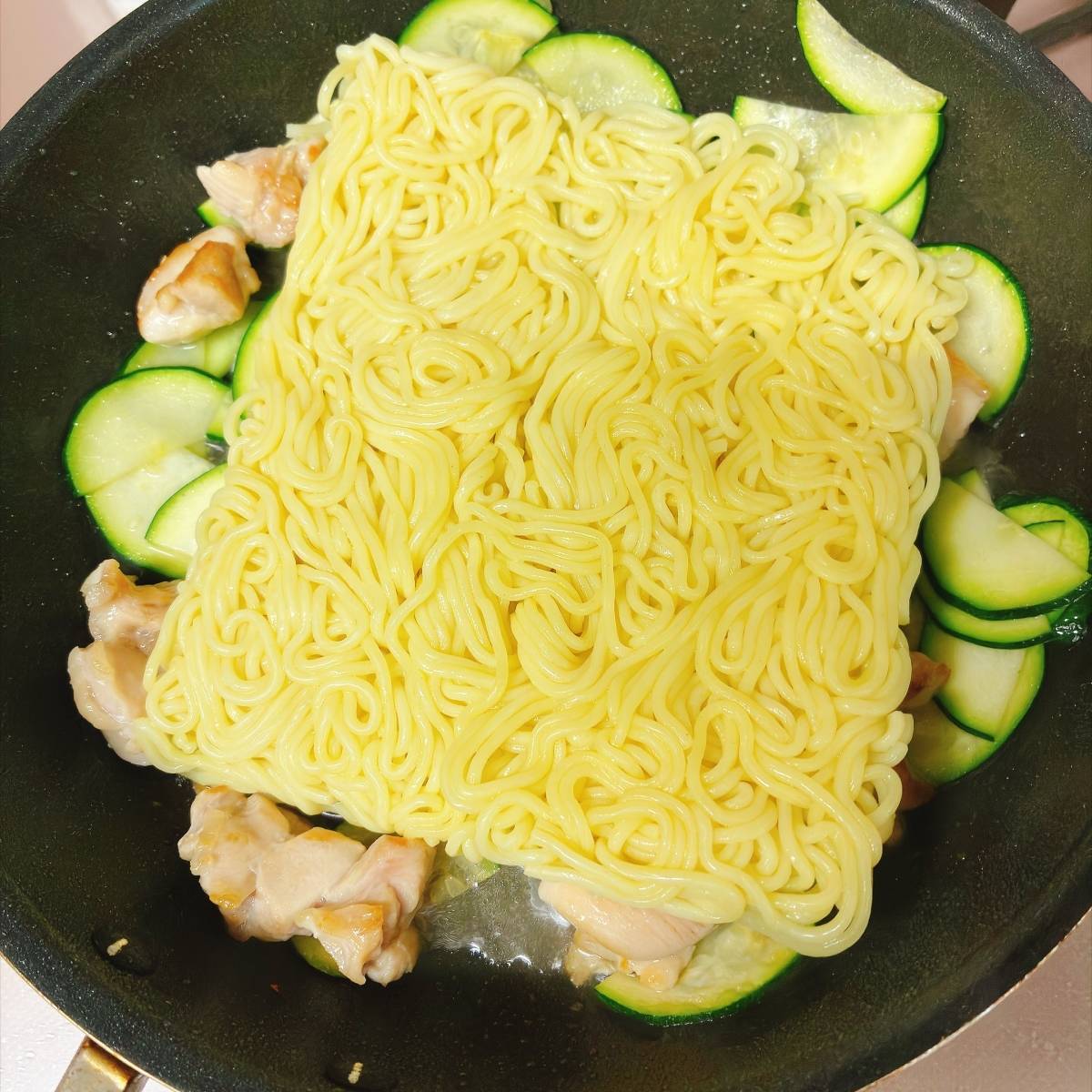 マルちゃん公式の「たっぷり野菜の親子焼そば」のレシピ