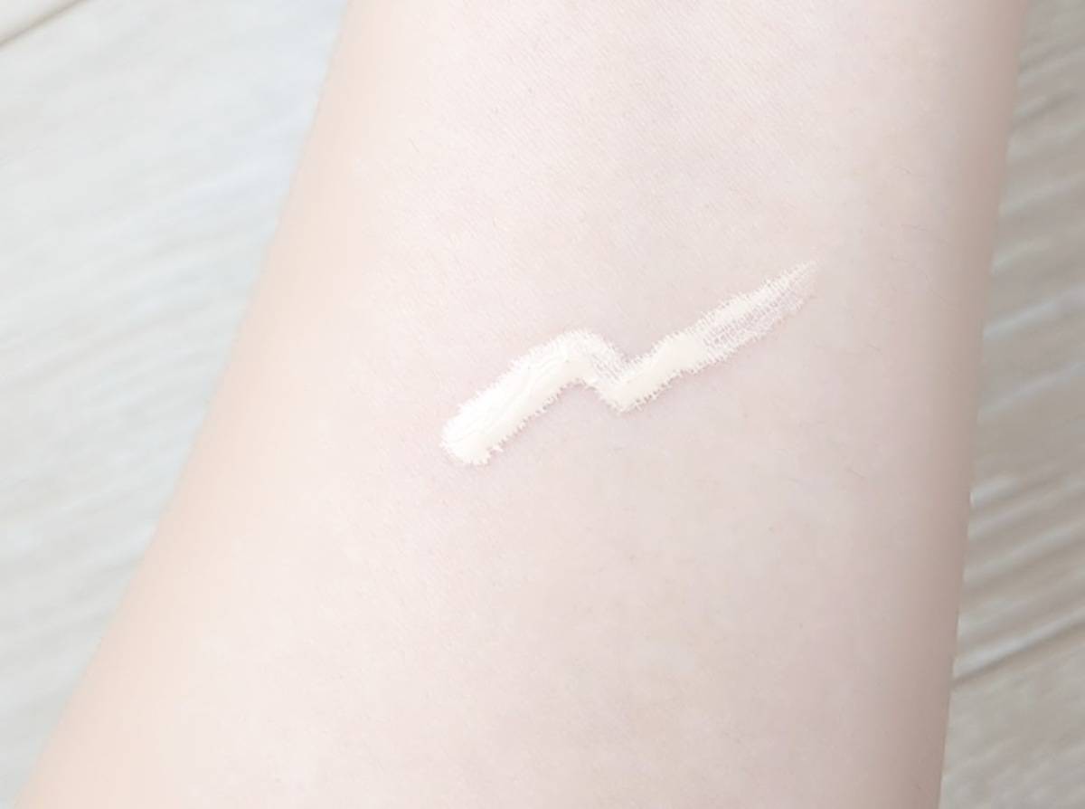 フィーファンデーションガラス01フェアガラスを腕にのせた画像