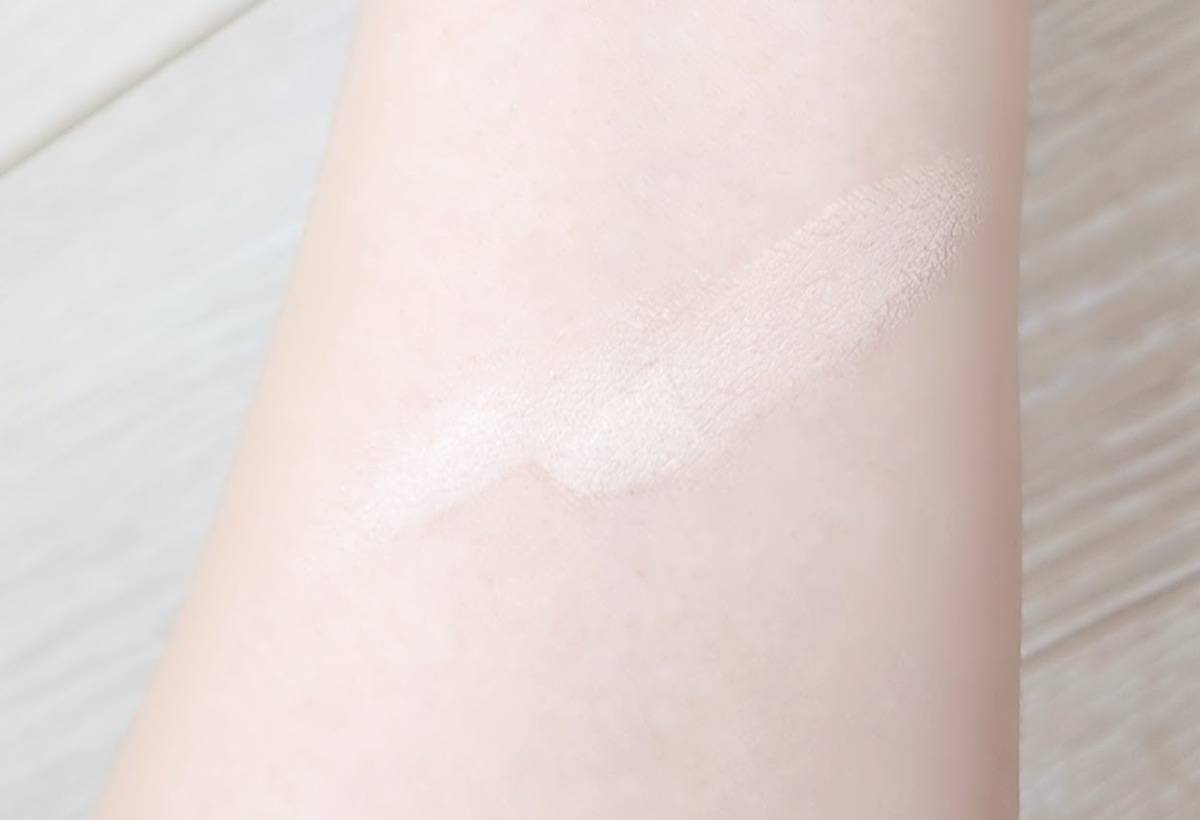 フィーファンデーションガラス01フェアガラスを腕に伸ばした画像