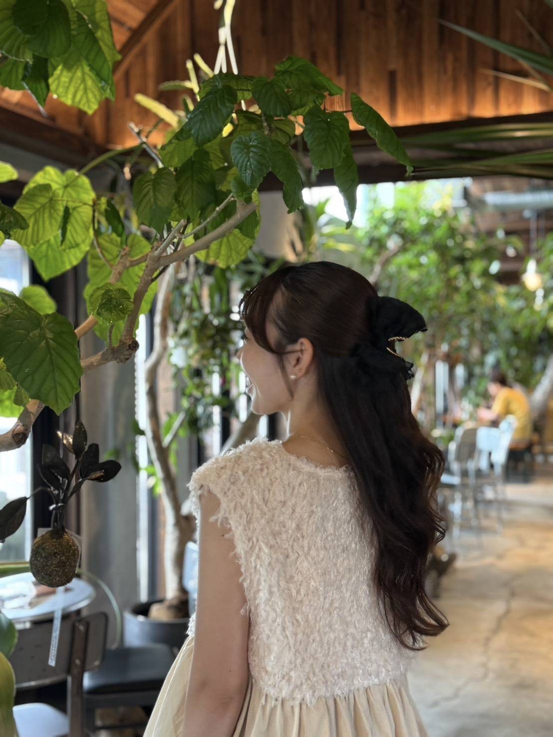 ふんわりアイボリートップスの夏の大人フェミニンコーデ