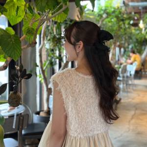 大人っぽさと可愛らしさを楽しむ夏♪リボンバレッタを効かせた「大人フェミニンコーデ」