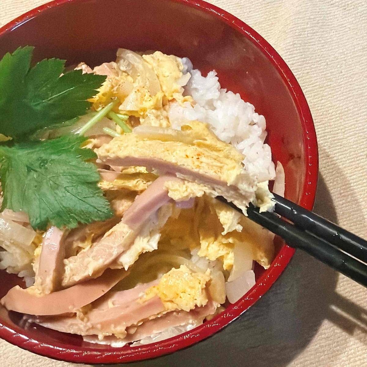 ニッスイ公式の「ソーセージのレンチン親子丼」のレシピ