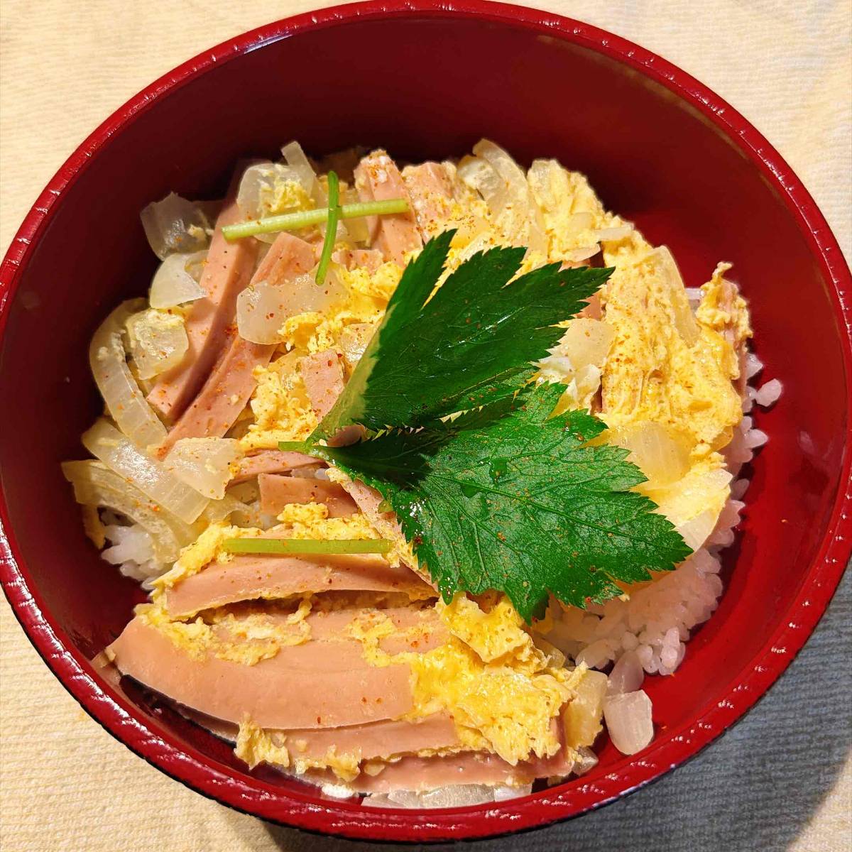 ニッスイ公式の「ソーセージのレンチン親子丼」のレシピ