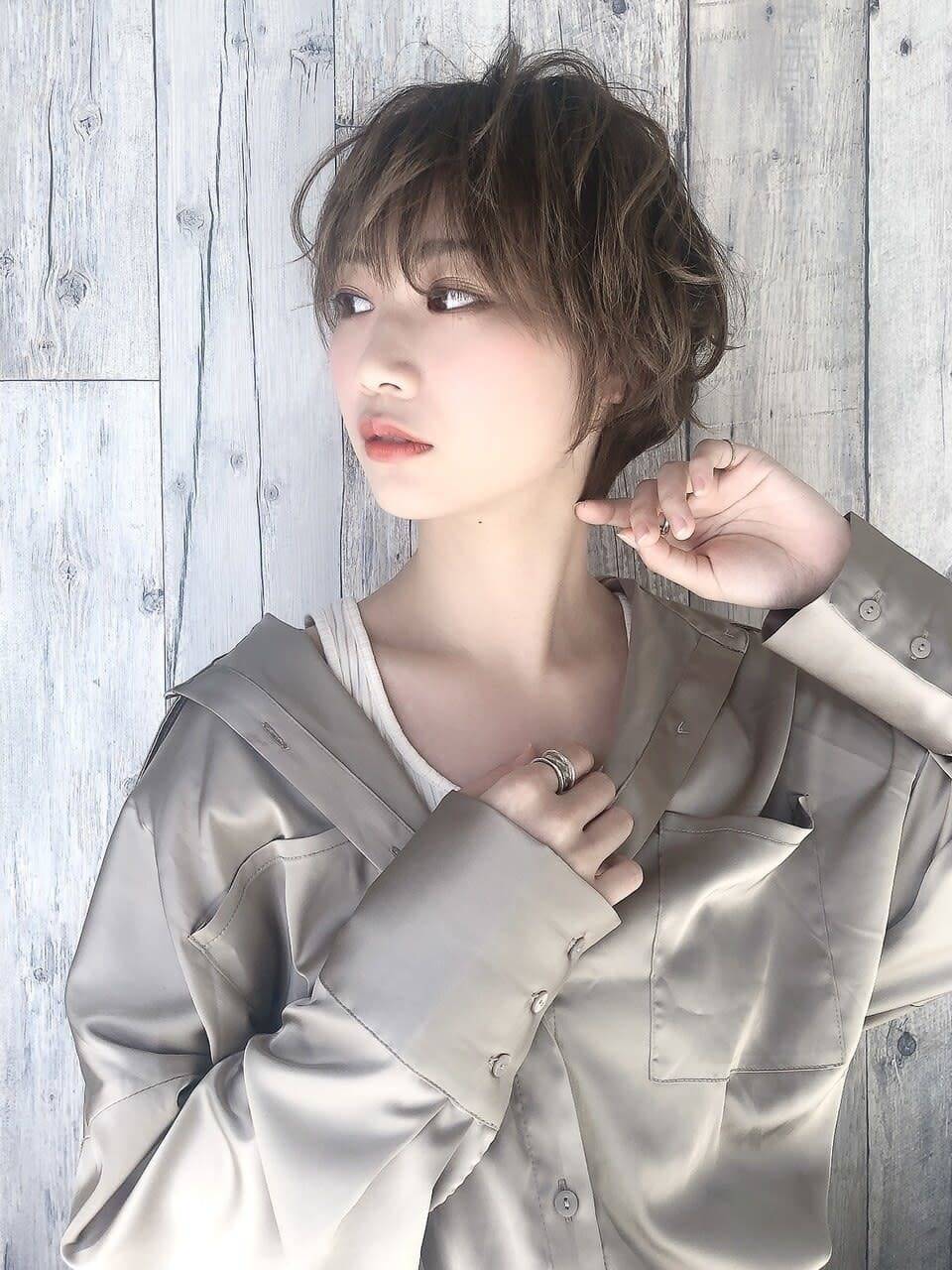 グレージュカラーのニュアンスショートボブ