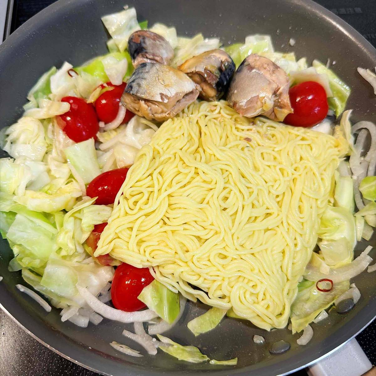 マルちゃん公式の「サバトマ焼そば」のレシピ