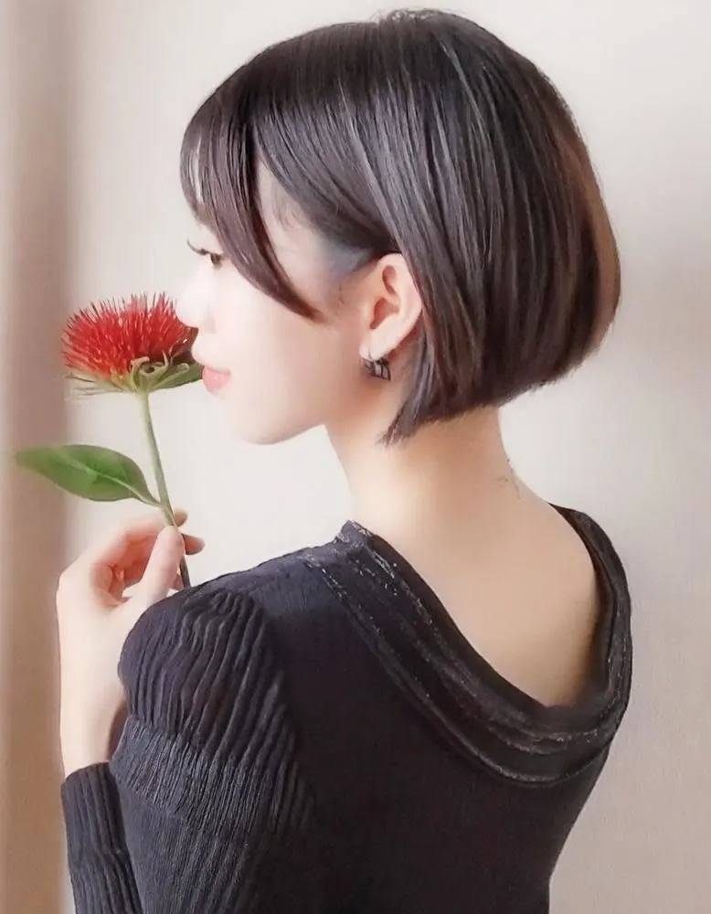 シンプルツヤ見えボブ
