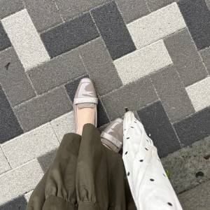 雨の日のお出かけが楽しみに♪上品にきらめく「unity」の華やかパンプス