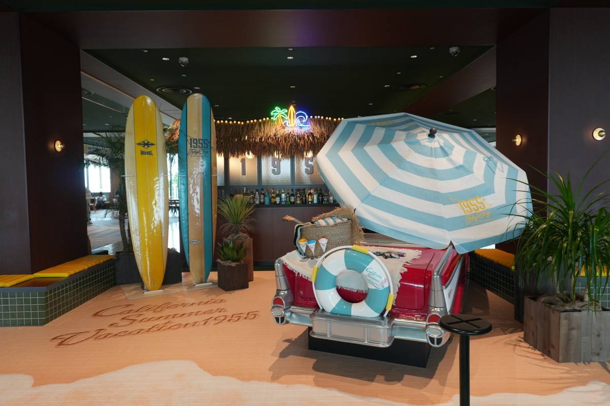 「California Summer Vacation 1955」ロビー装飾