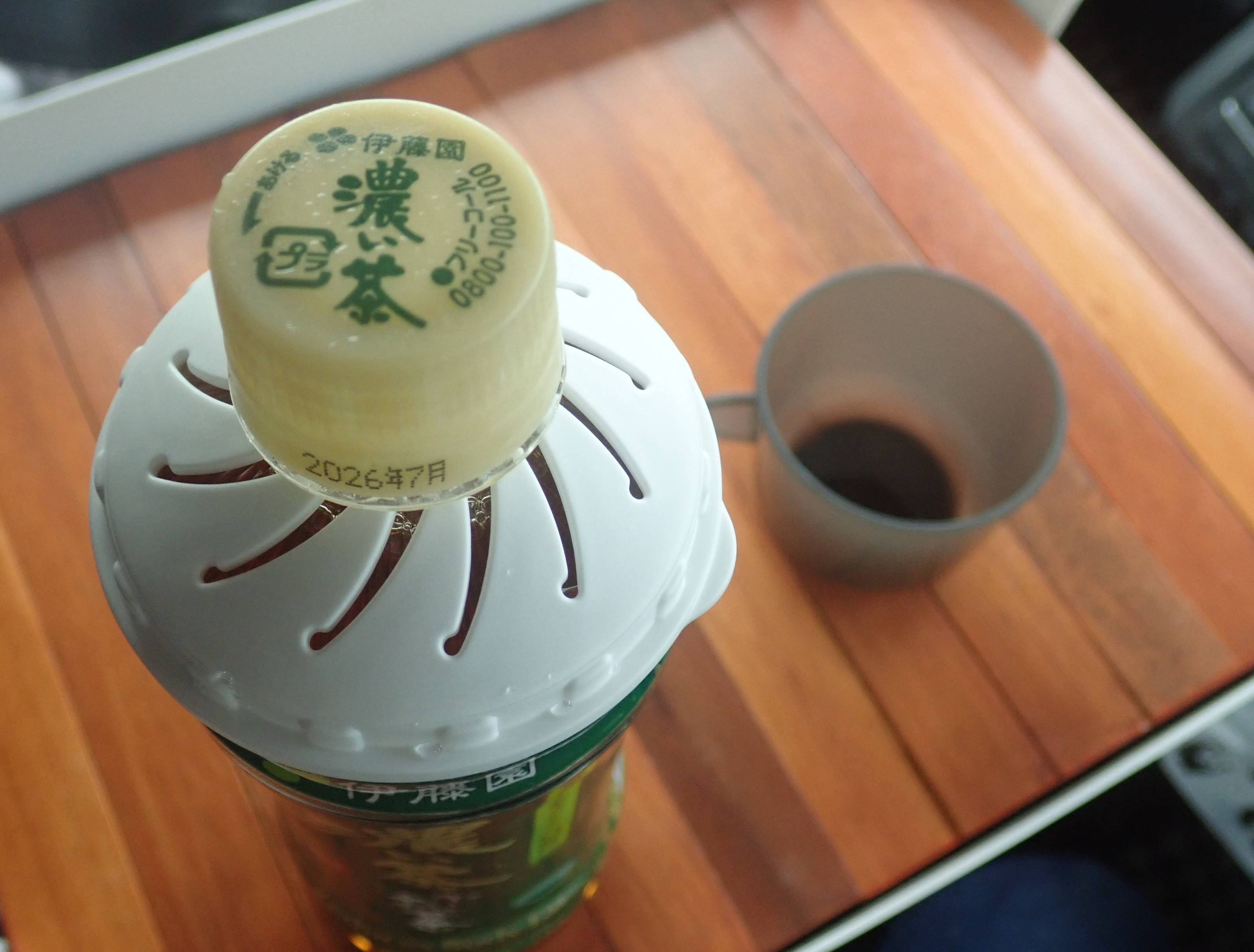 ダイソーのペットボトル取り付けコップ