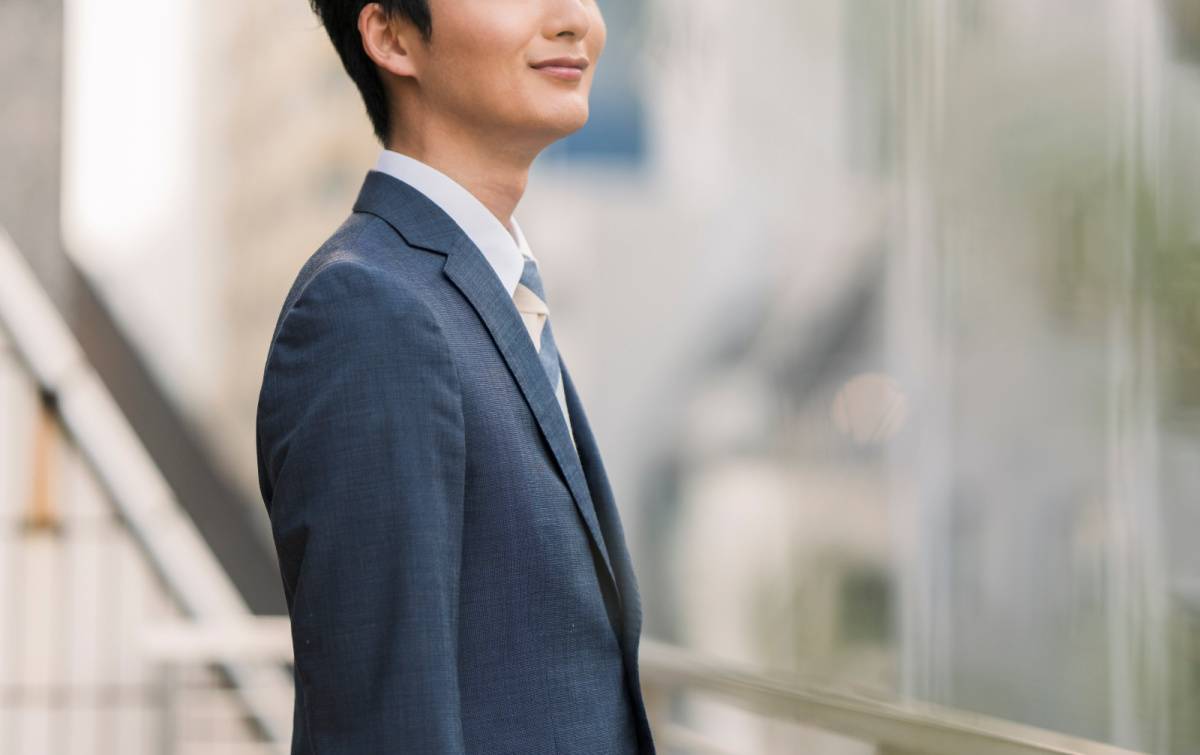微笑む人