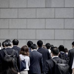 【ゾッとする怖い話】この写真、何かおかしい。見覚えのある男性が教えてくれたこと