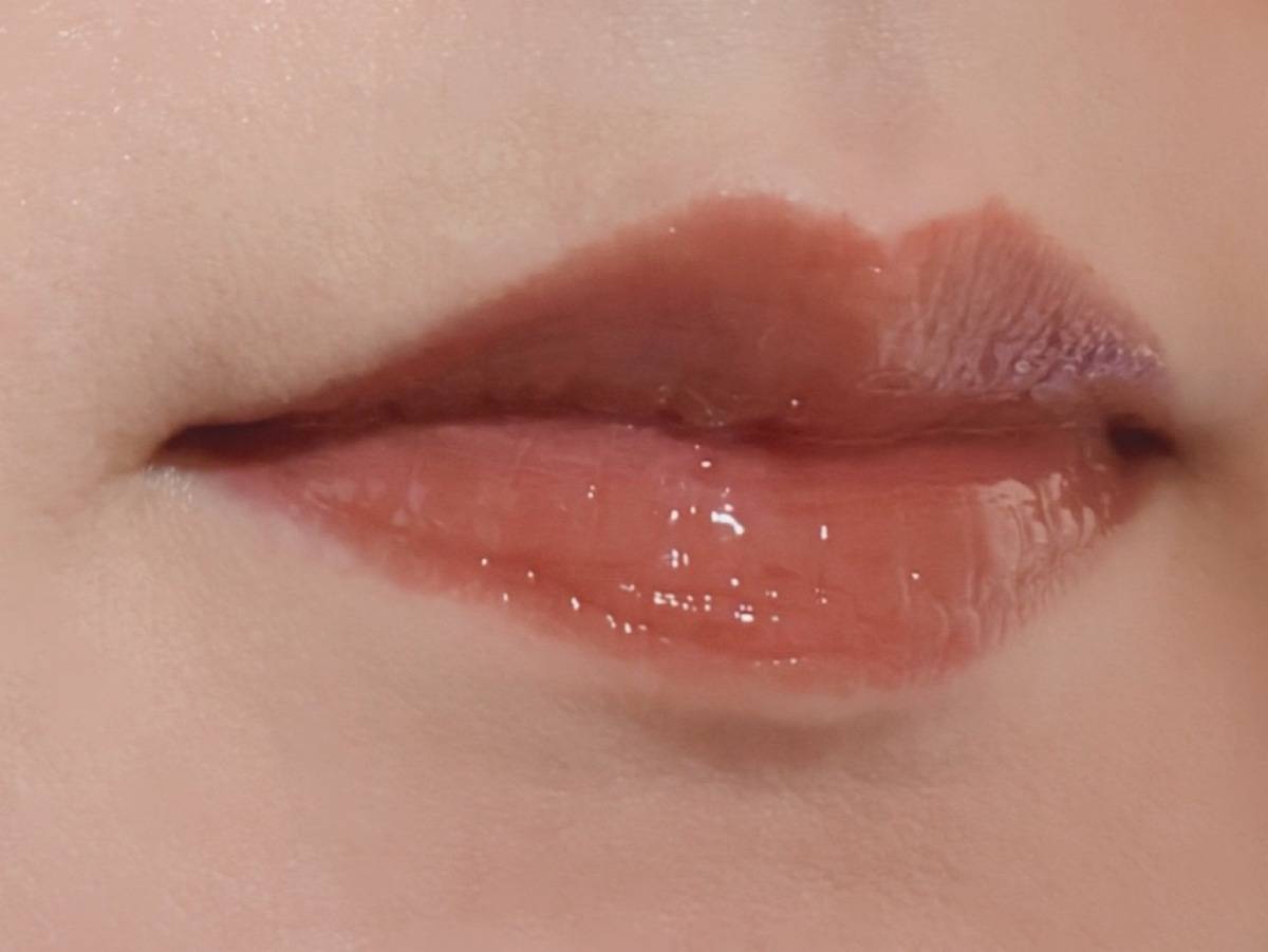 rom&nd ロムアンド ザジューシーラスティングティント 豆乳エディション 41 ソイアーモンド 塗布後 筆者唇