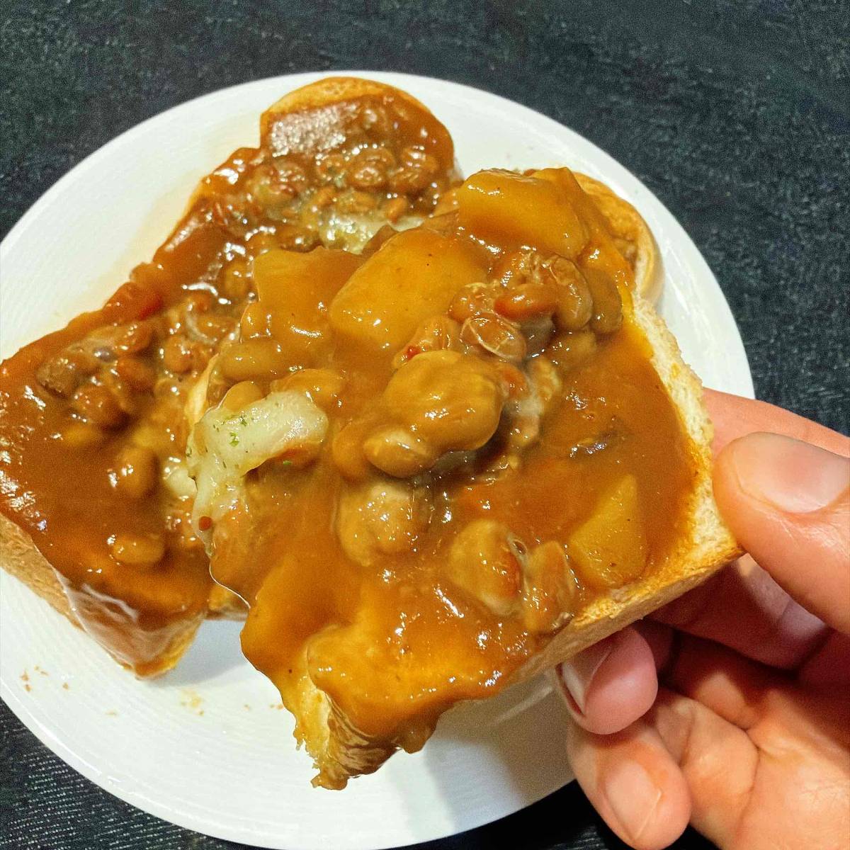 タカノフーズ公式の「納豆カレートースト」のレシピ