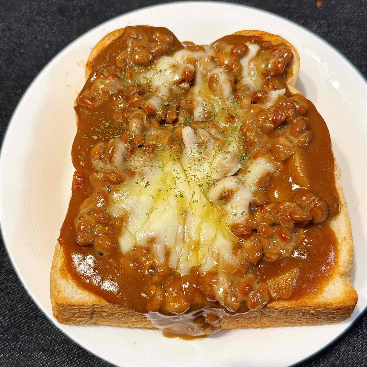 タカノフーズ公式の「納豆カレートースト」のレシピ
