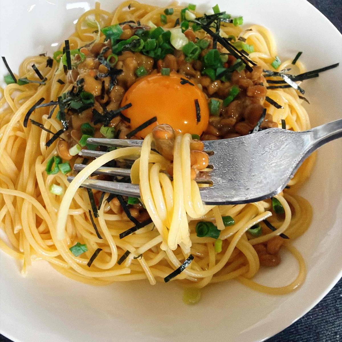 タカノフーズ公式の「釜玉納豆パスタ」のレシピ