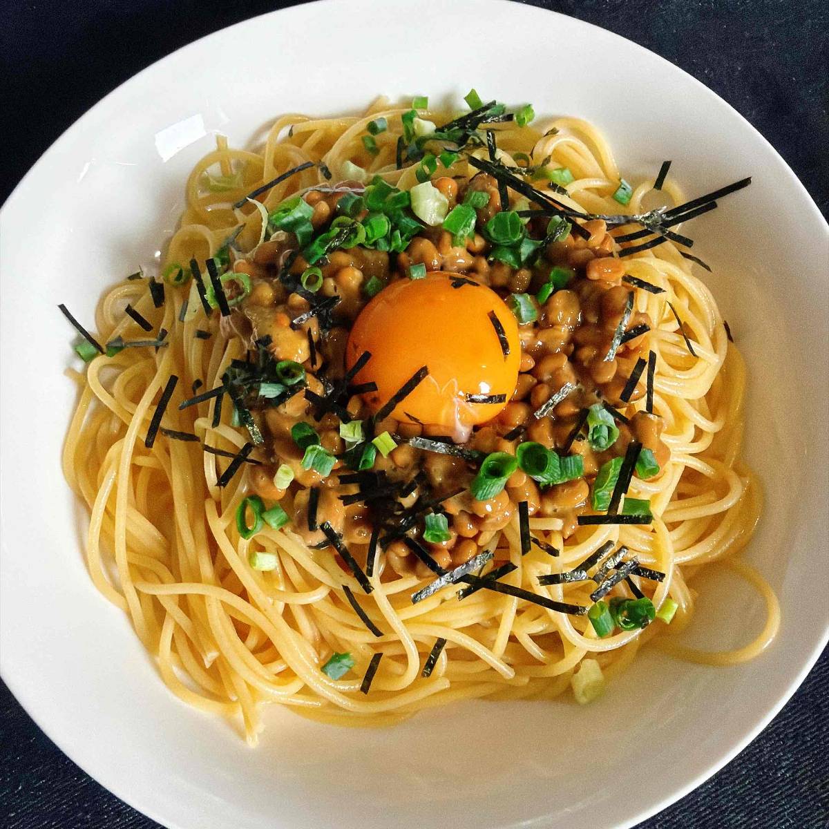 タカノフーズ公式の「釜玉納豆パスタ」のレシピ