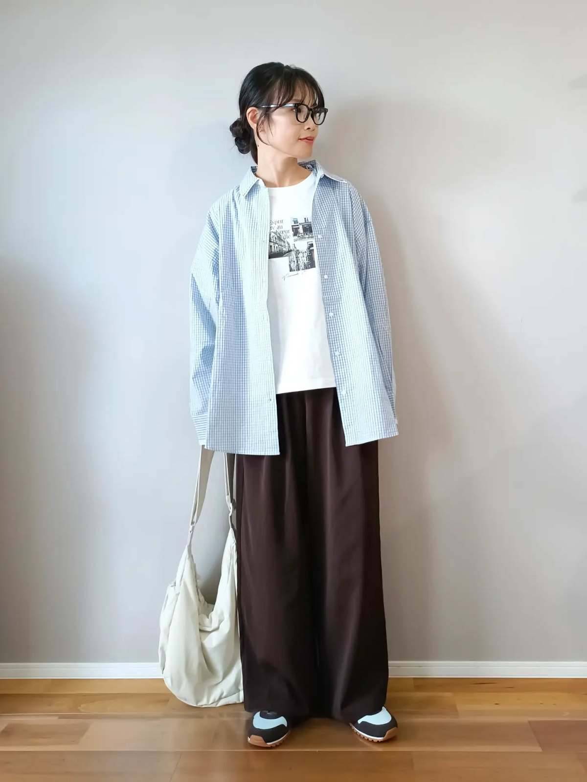 プリントTシャツの上にシャツを羽織る！