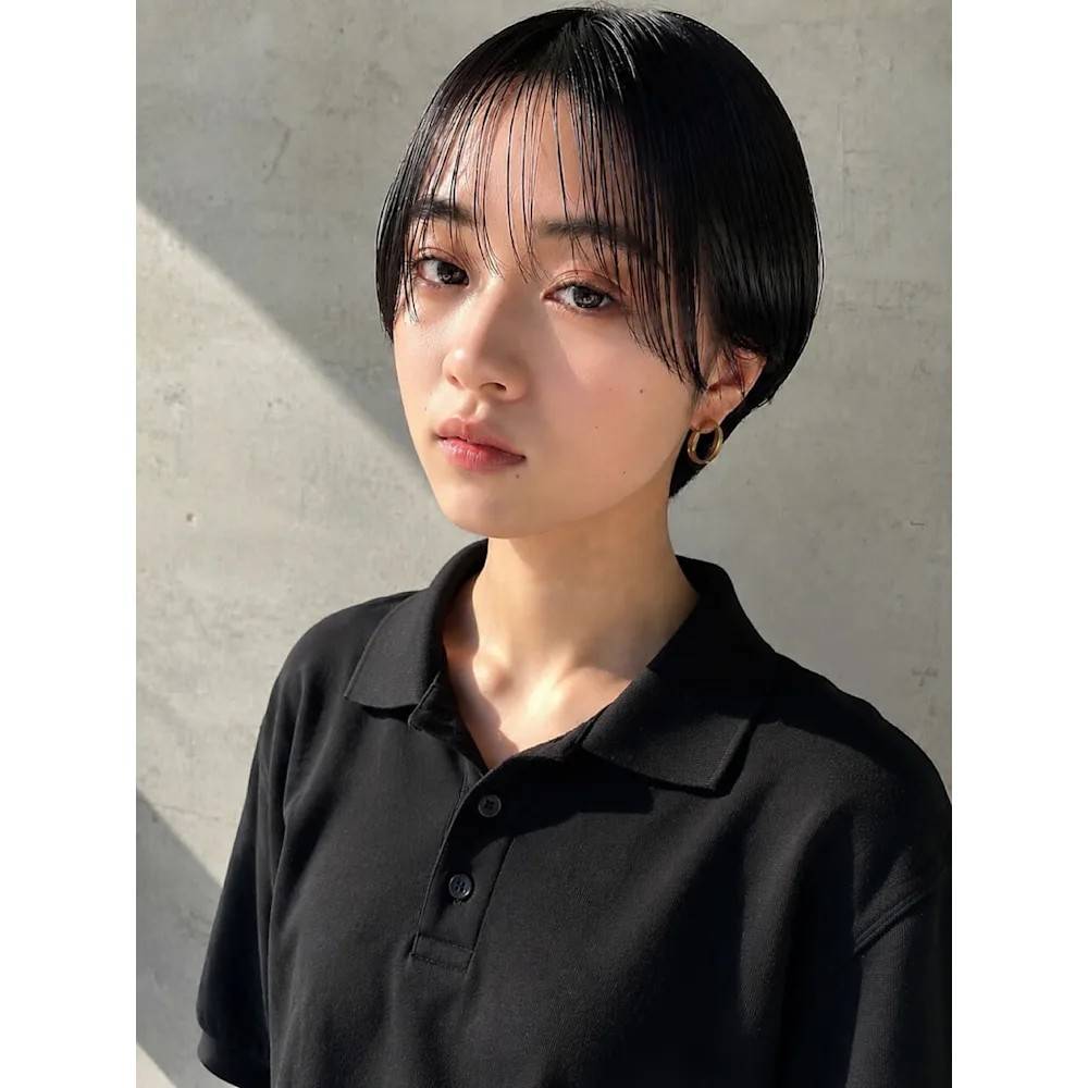黒髪の耳掛け大人ショート
