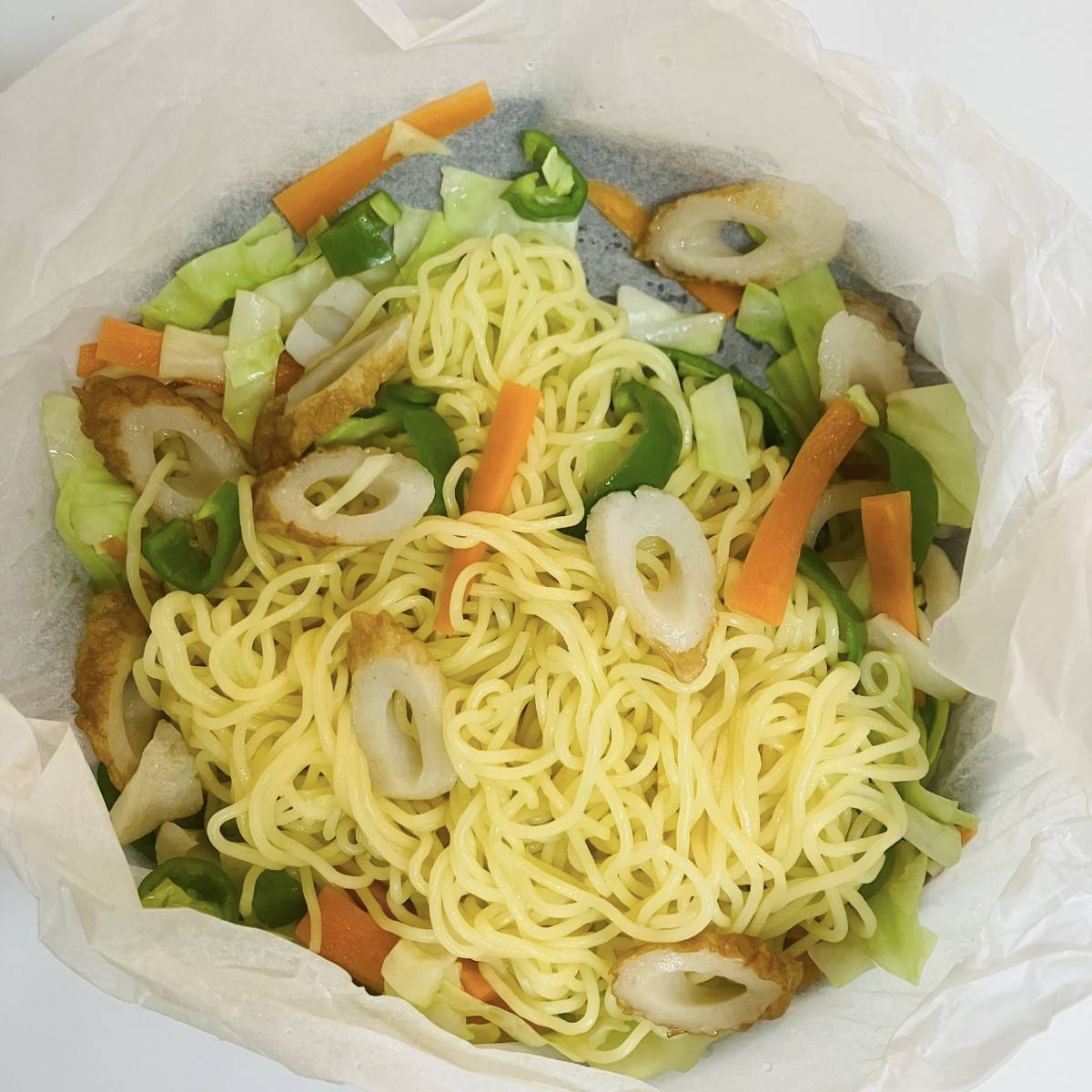 ニッスイ公式の「活ちくわのレンジ焼きそば」のレシピ