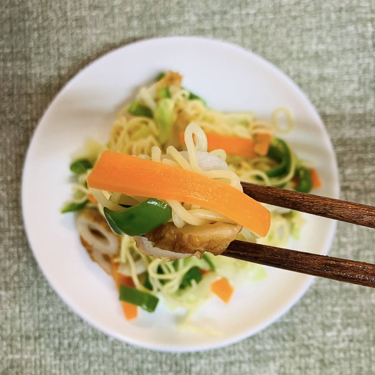ニッスイ公式の「活ちくわのレンジ焼きそば」のレシピ