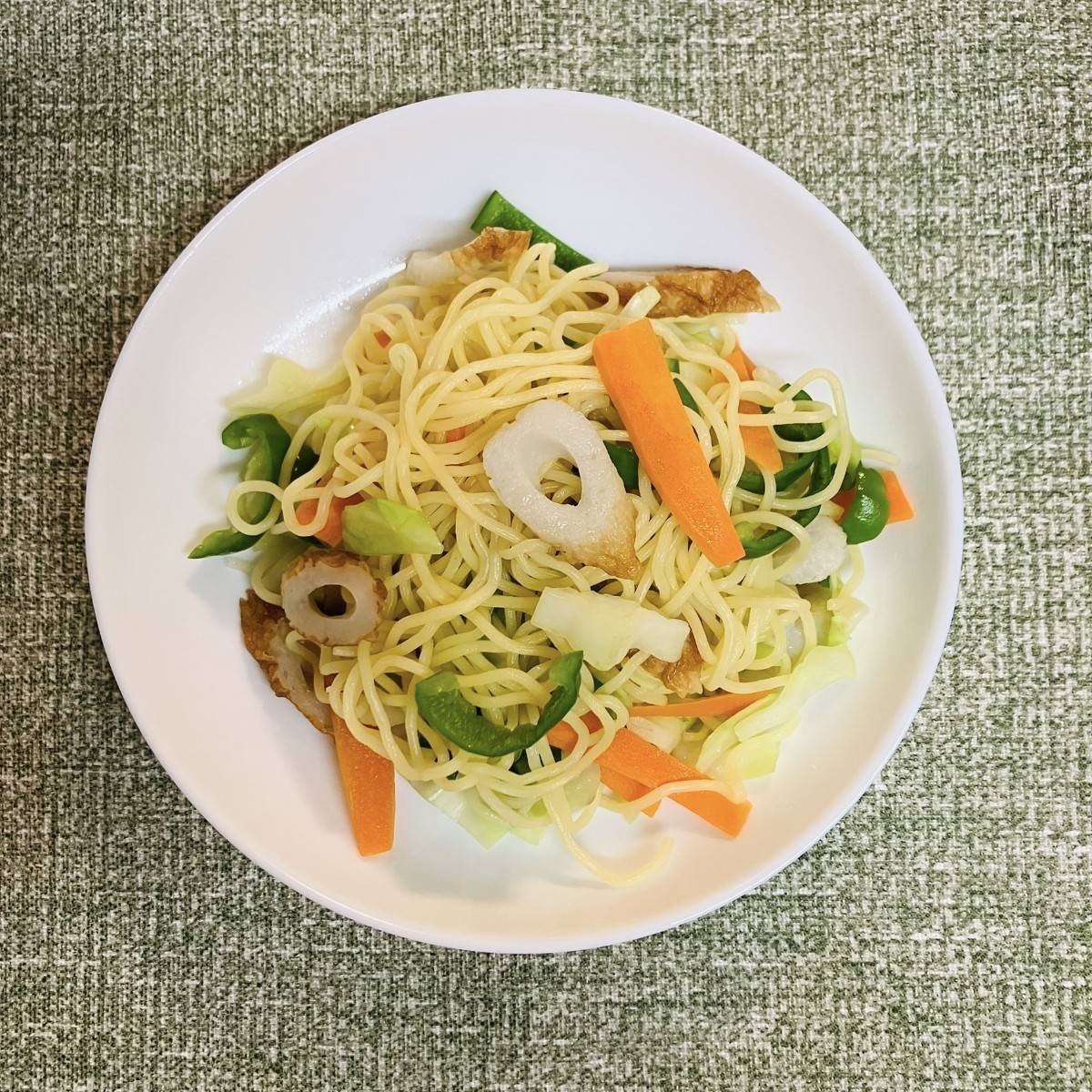 ニッスイ公式の「活ちくわのレンジ焼きそば」のレシピ