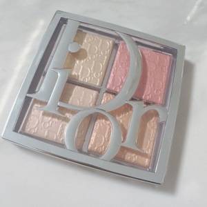 頬がつるんとツヤめく♡メイクの幅が広がる「DIOR」の4色入りマルチパレット