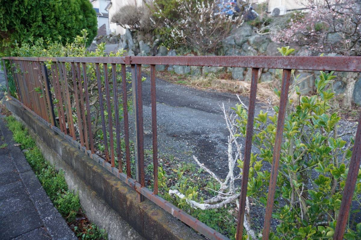 庭　財運　下がる　錆びた柵やフェンス