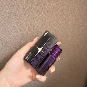 つけたてのような発色とツヤが続く。塗り直せない日に頼れる「Laka」のリップフィクサー
