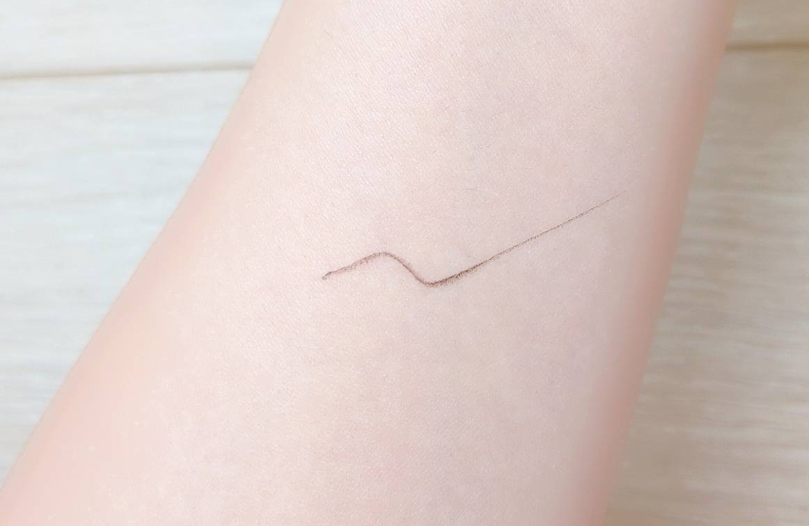 セザンヌブレぴたライナー00リアルブラックを腕にのせた画像