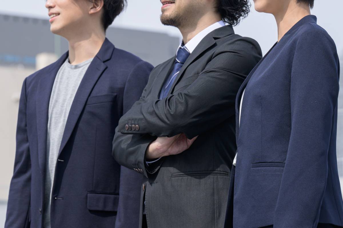 腕組みする人