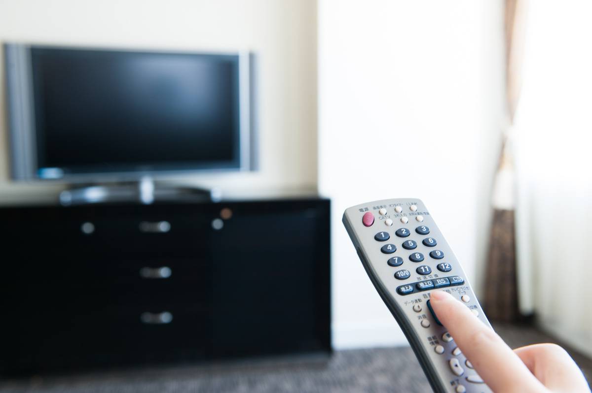 テレビを見る人
