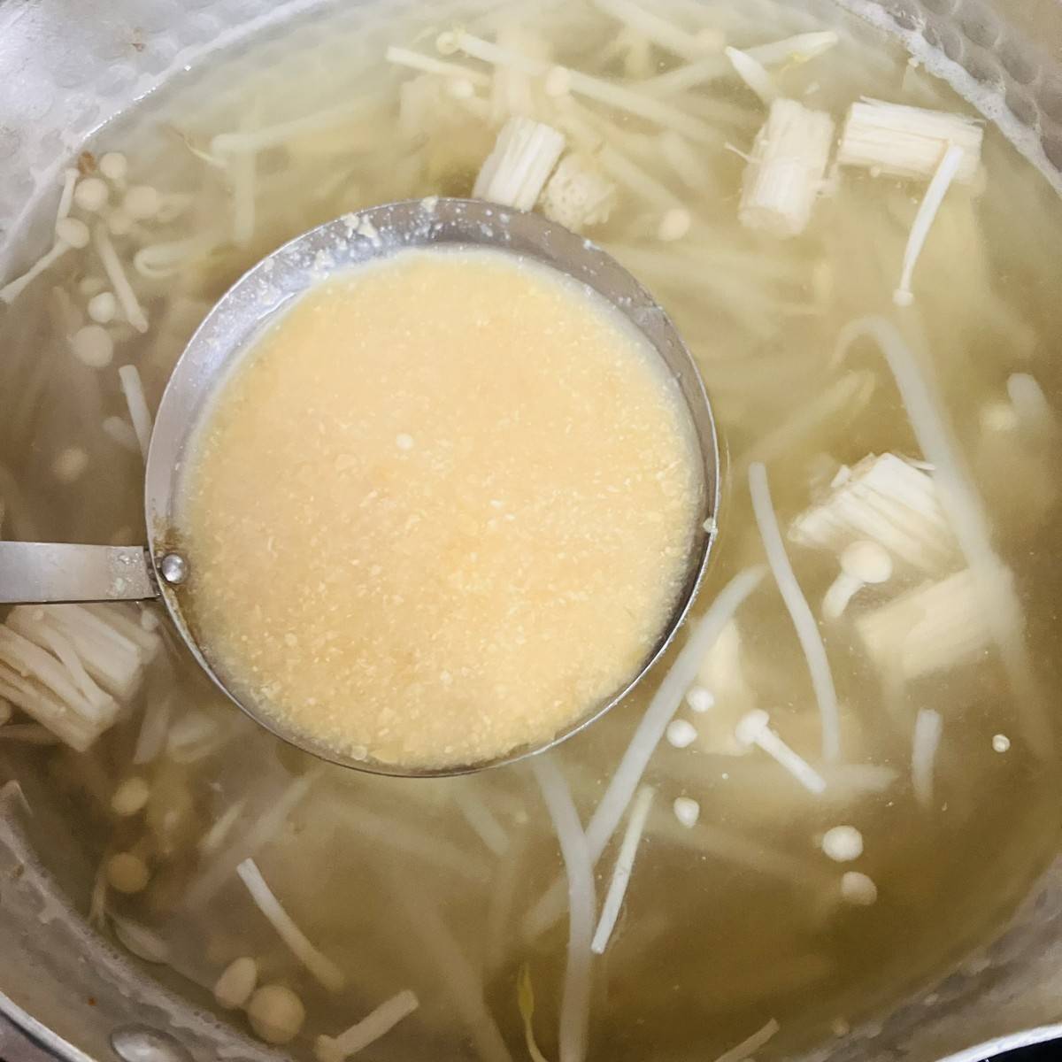 JAグループ公式の「ごま油が香る♪えのきだけとさつまいものお味噌汁」のレシピ