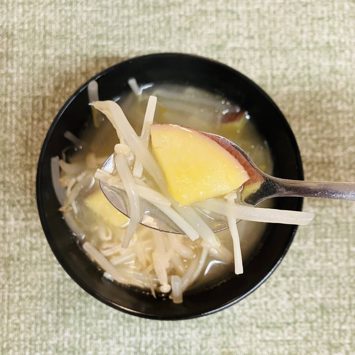 JAグループ公式の「ごま油が香る♪えのきだけとさつまいものお味噌汁」のレシピ