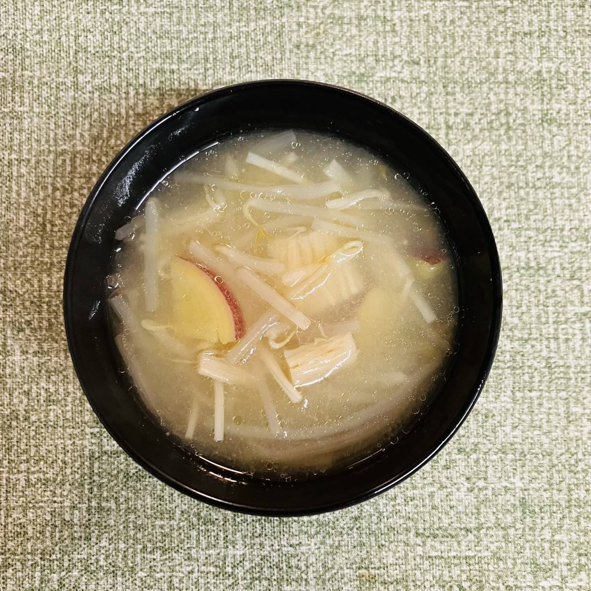 JAグループ公式の「ごま油が香る♪えのきだけとさつまいものお味噌汁」のレシピ