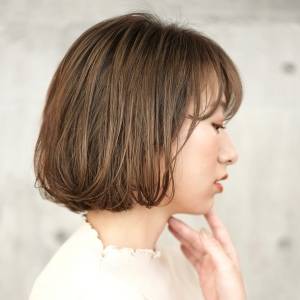  フェミニンなエアリーボブ 