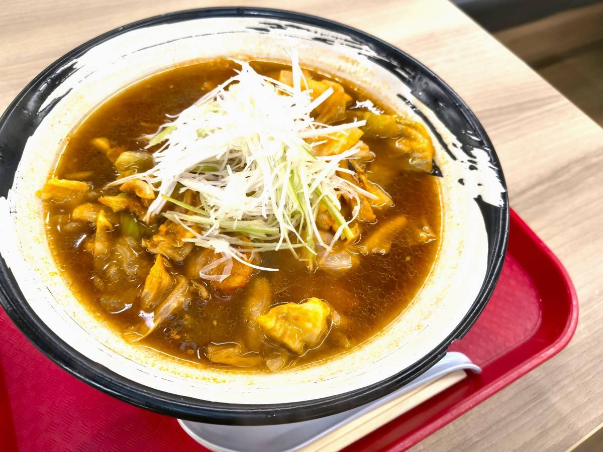 ホルモンと白髪ねぎがたくさんのったラーメン