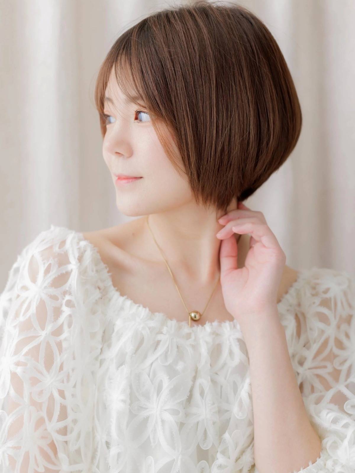 暖色カラーの美シルエットショート