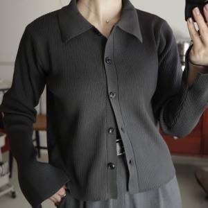 きちんと感と抜け感、ダブルで叶う。秋の羽織りに頼れる「セレクトモカ」のニットカーデ