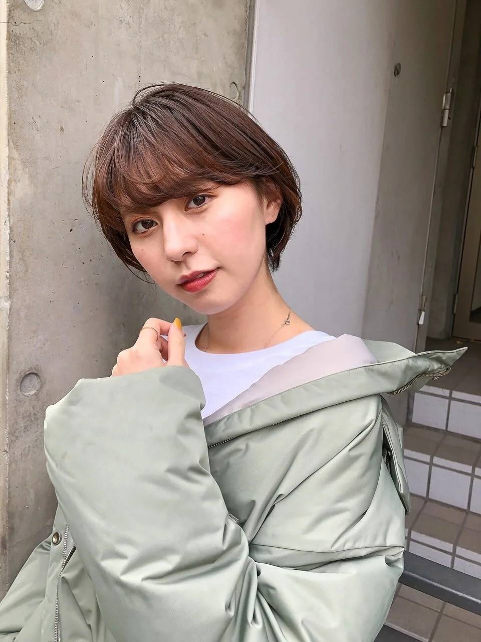 ベージュブラウンのひし形ボブ
