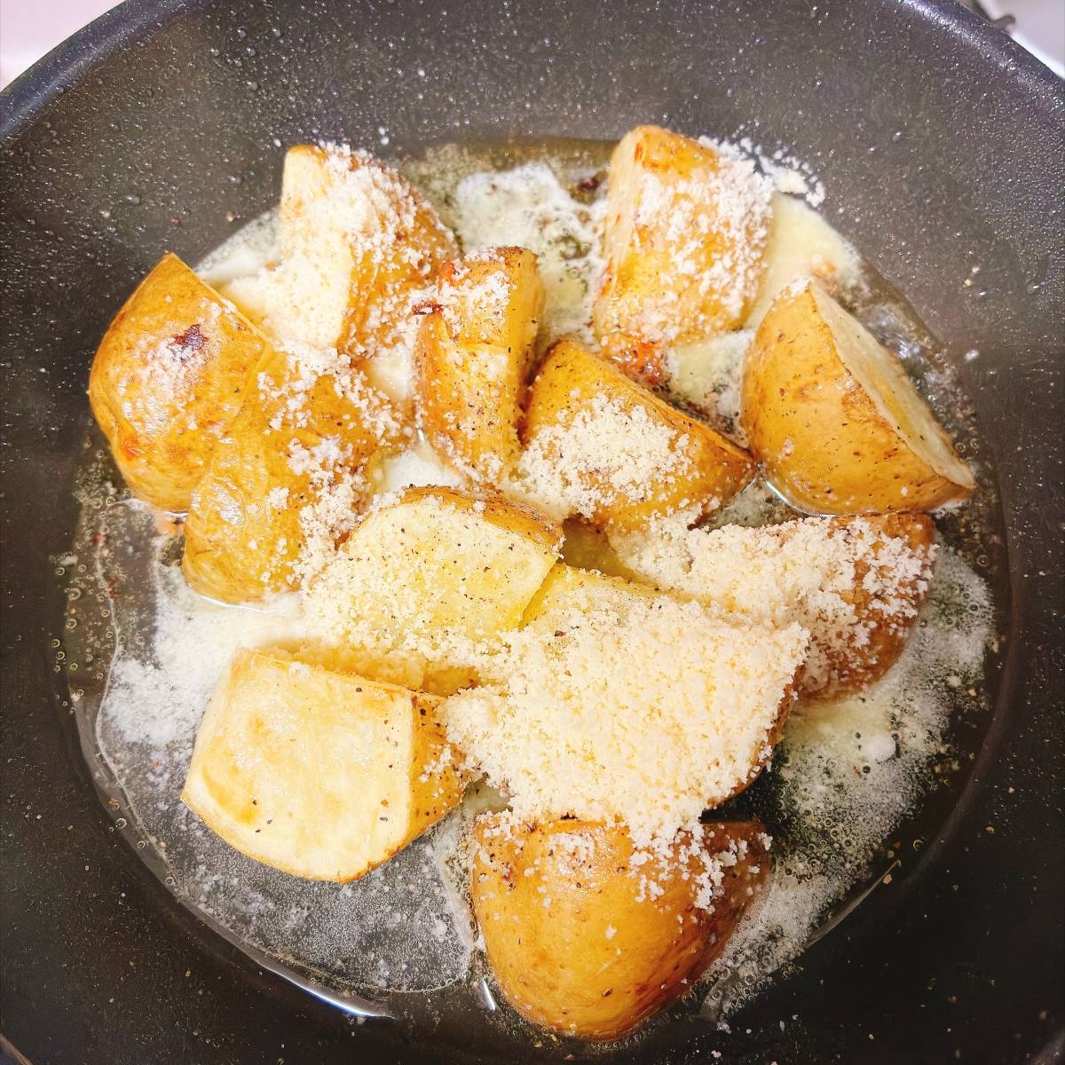 JAグループ公式の「ガッツリ焼きじゃがサラダ」のレシピ