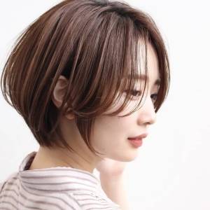  サイド長めのシンプルショート 